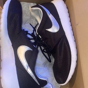 Nike Roshe One Women Size:7 Color:Black and White